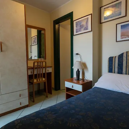 Hotel River Fronte Mare Con Piscina 3*