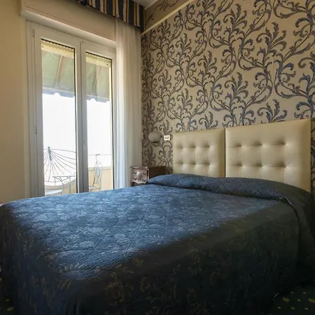 River Fronte Mare Con Piscina Szálloda 3*