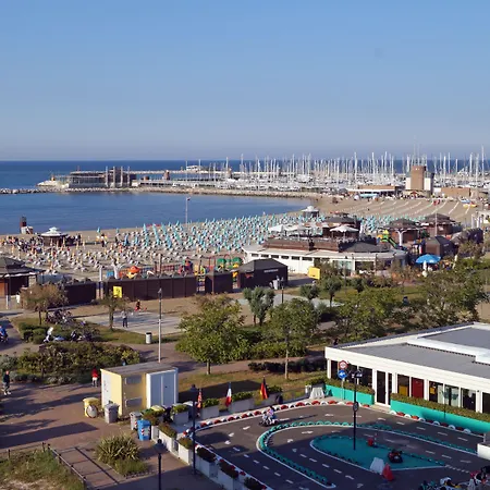 River Fronte Mare Con Piscina 3*