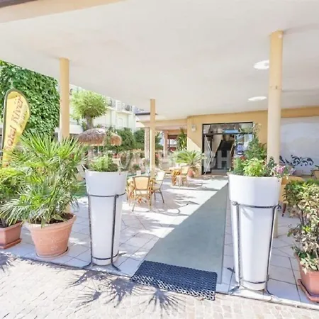 River Fronte Mare Con Piscina