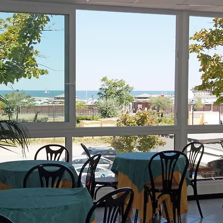 River Fronte Mare Con Piscina