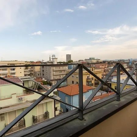 River Fronte Mare Con Piscina Rimini