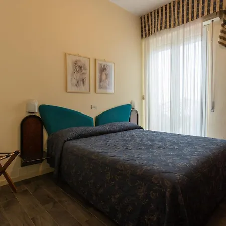 Hotell River Fronte Mare Con Piscina 3*