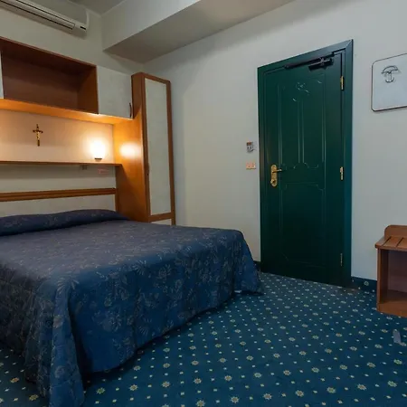 Hotell River Fronte Mare Con Piscina
