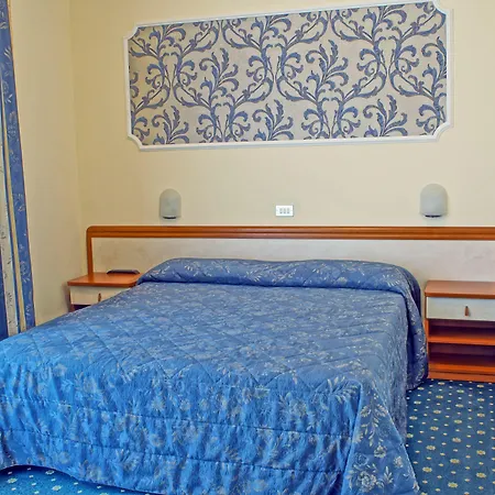 River Fronte Mare Con Piscina 里米尼