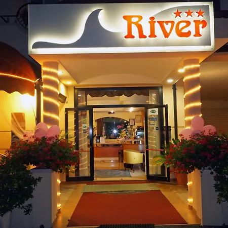 River Fronte Mare Con Piscina Szálloda 3*