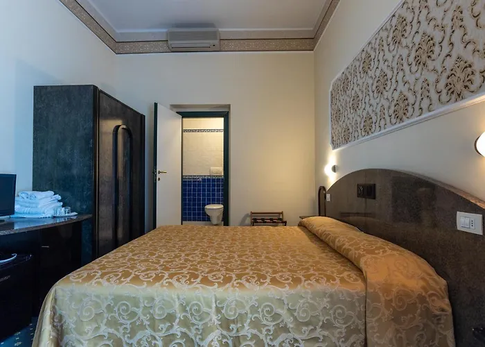 River Fronte Mare Con Piscina 3* 里米尼