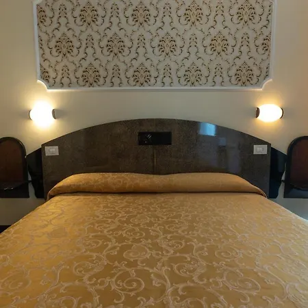 River Fronte Mare Con Piscina Rimini